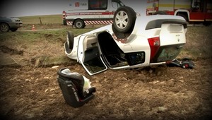 Nezodpovedné predbiehanie. Chlapcom zachránili život sedačky