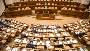 Poslanci prelomili prezidentovo veto pri platoch zdravotníkov