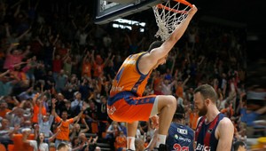 Katalánske derby aj repríza nedávneho finále v semifinále play-off