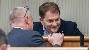 Exkluzívny prieskum agentúry AKO pre TV JOJ 24: Mala by budúca vláda zmraziť platy poslancom?