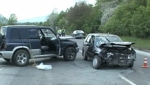 Auto bez vodiča zišlo na cestu a spôsobilo nehodu