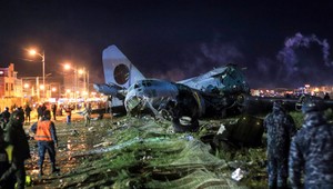 Spadlo lietadlo prevážajúce bankovky. Nehoda si vyžiadala 20 obetí, z miesta lietali peniaze