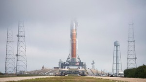 VIDEO: Blesk zasiahol štartovaciu rampu megarakety NASA, ktorú je vidieť aj z vesmíru