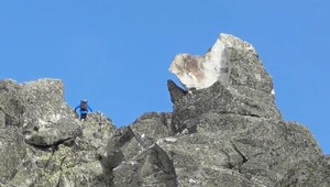 Nákovu na vrchole Končistej mal zničiť blesk. Redaktor TV JOJ sa išiel presvedčiť na vlastné oči