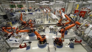 Hala za 600 miliónov. Prácu tu dostalo tisíc Slovákov a tisíc robotov