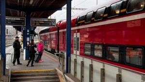 Bombová hrozba paralyzovala železnice: Policajti prehľadávali vlaky, doprava bola obmedzená