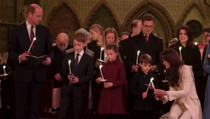 TOTO, že je budúci kráľ s rodinou? William a Kate poriadne prekvapili vianočným portrétom rodiny!