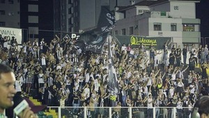 Pravá brazílska divočina: hráč kopol fanúšika do hlavy