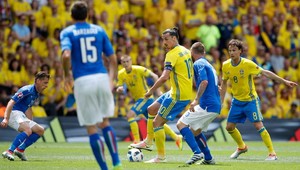 Eder poslal Talianov do osemfinále, Švédi sa strelecky trápia