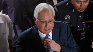 Ex-premiér obvinený z korupcie, globálny finančný škandál