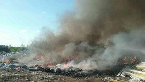 Hasiči likvidujú obrovský požiar na smetisku na východe Slovenska