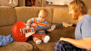 Talentované batoľa! Takto hrá na gitare...