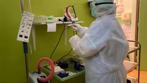 Zdravotníci prišli o svoje príplatky. Z rizikovej skupiny ich vylúčili