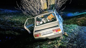 Na ceste zahynul 18-ročný vodič, neprežil náraz do stromu