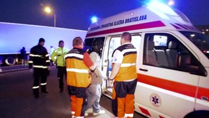 Opitý vodič zrazil 63-ročnú ženu, ktorá bola na prechádzke. V kritickom stave leží v nemocnici