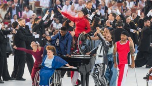 Na otváracom ceremoniáli paralympiády oheň zapálili až piati parašportovci