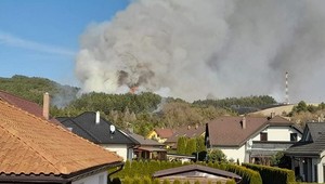 Rozsiahly lesný požiar: Dym je vidieť až na vzdialenosť osem kilometrov, zasahuje 17 hasičov a 40 dobrovoľníkov