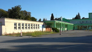 Zlodeji vynášajú železo a káble z fabriky bývalej Bukózy. Polícia zasahuje aj s dronmi