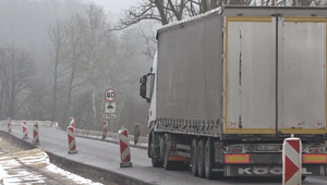 Polícia pokutuje, ale nestačí to: Kamióny stále jazdia cez zákaz