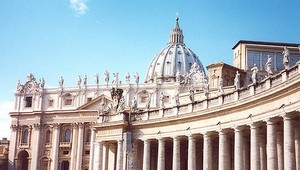 V bazilike sa nahý muž postavil na oltár. Protestoval proti vojne