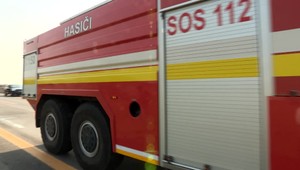 Cesta z pohrebu sa skončila tragédiou. Auto po náraze začalo horieť