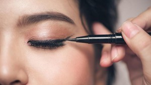 Jednoduchý trik s očnou linkou: Pozrite sa, ako vám zmení tvár