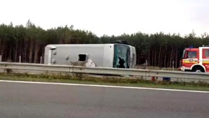 Na diaľnici D2 havaroval mikrobus, 13 zranených