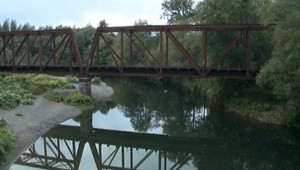 Dieťa letelo z mosta