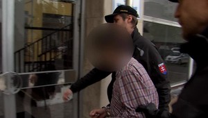 Týždne prenasledoval svoju expriateľku. Muž si ju teraz počkal na námestí s nožom v ruke