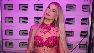 Spievala o spokojnosti s oblinami a prirodzenej kráse, teraz je na nepoznanie a ĽUTUJE TO!