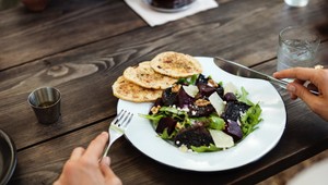 TOP potraviny, ktoré sú pred spaním zakázané: Na tieto jedlá radšej zabudnite