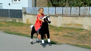 Alžbeta (6) má ochrnutú pravú ruku, liečenie je pre rodinu pridrahé