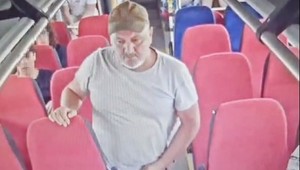 FOTO: Muž napadol v autobuse chlapca, padli údery do tváre