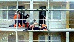 Opitý muž prežil pád zo 7. poschodia