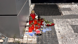 Bitka siedmich ľudí skončila tragicky: Pri miestnom bare zostalo telo muža ležať na zemi