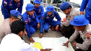 Z mora vyťahujú pasažierov spoločnosti AirAsia, jedna obeť mala záchrannú vestu