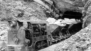 V3S-ka vás odvezie do magnezitovej bane, kde sa ešte pred pár rokmi ťažilo. Unikátna turistická atrakcia ukazuje ťažkú prácu baníkov