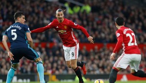 Víťazný obrat červených diablov. Ibrahimovič soptil na arbitra