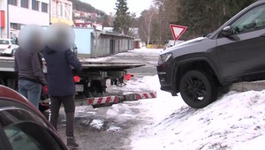 Auto zakliesnené na chodníku: Vodič si vraj myslel, že je to cesta