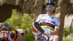Peter Sagan bavil kúskami aj s futbalovou loptou