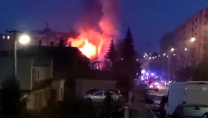 Dvom rodinám nezostalo po pondelkovom požiari nič. Mesto a neďaleká obec pomáhajú ako vedia