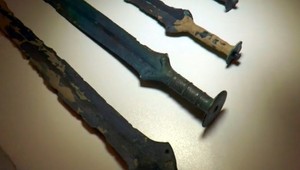 V Poľsku našli tisíce rokov staré meče, pochádzajú zo Slovenska