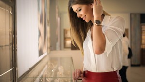 Falošná princezná ukradla v Paríži šperky za 1,6 milióna eur: Vymenila ich za kocky bujónu