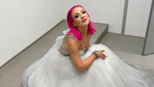 Svadbu niekoľkokrát odložila, mnohí už neverili... Teraz sa ale česká ružovovlasá speváčka vydala!