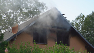 Plamene a hustý dym vystrašili chatárov. Hasiči bojovali s požiarom chaty