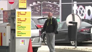 Ceny pohonných hmôt opäť klesli, medziročne si za ne priplácame