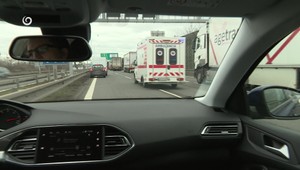 Vodičov, ktorí vybrzďovali sanitku, zachytila kamera. Naučíme vás, ako vytvoriť záchranársku uličku