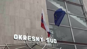 Svoju bývalú priateľku hodil na zem a škrtil. Zachránila ju náhoda