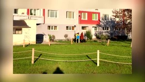 Muž v okne masturboval počas dňa pred zrakmi ľudí. Podľa obyvateľov sa to deje dlhodobo