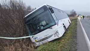 Autobus zišiel z cesty a skončil v priekope. Na mieste zasahuje polícia